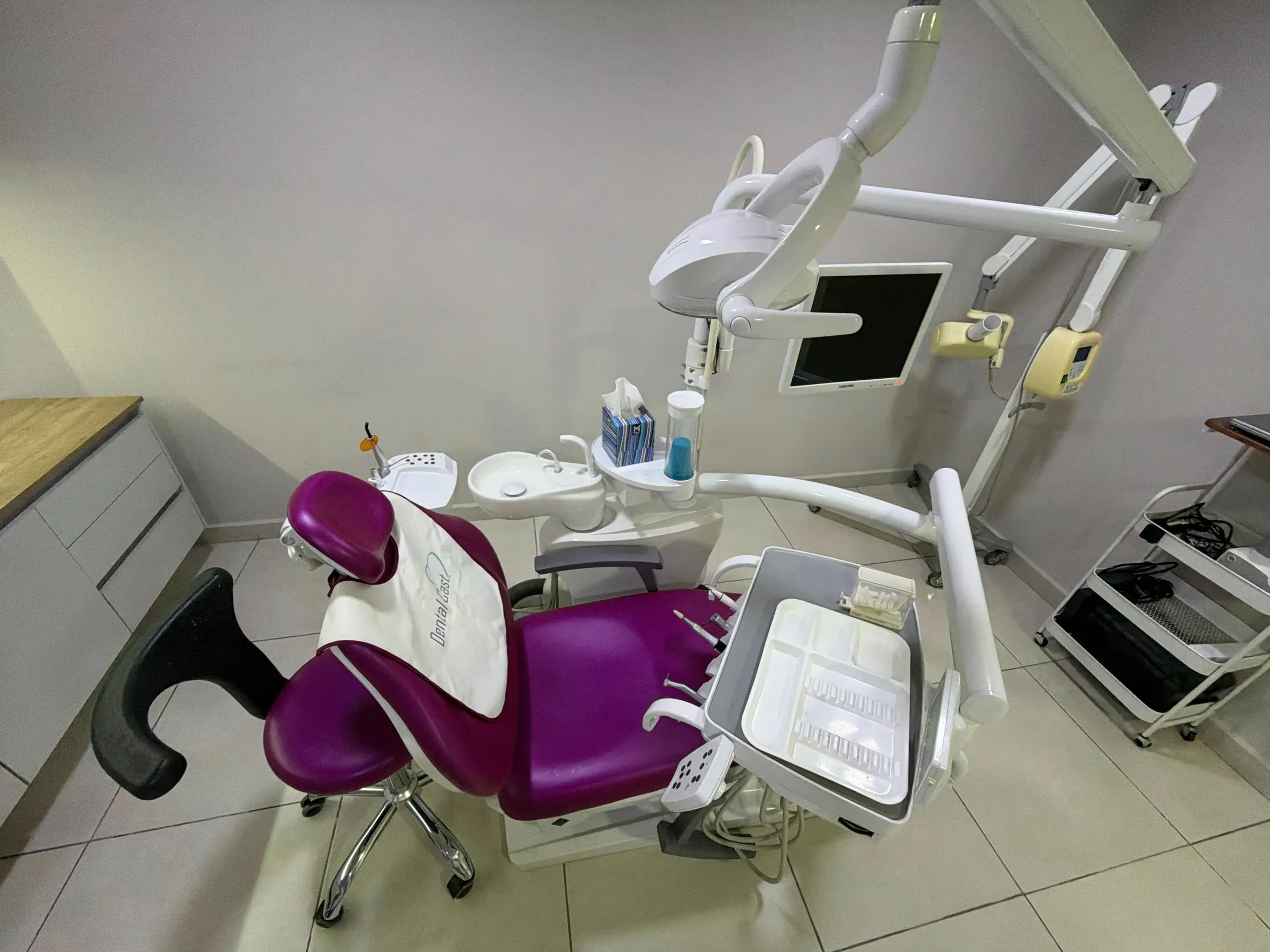 Sillón de un consultorio de Dental Cast con el cubrecabecera de la clínica