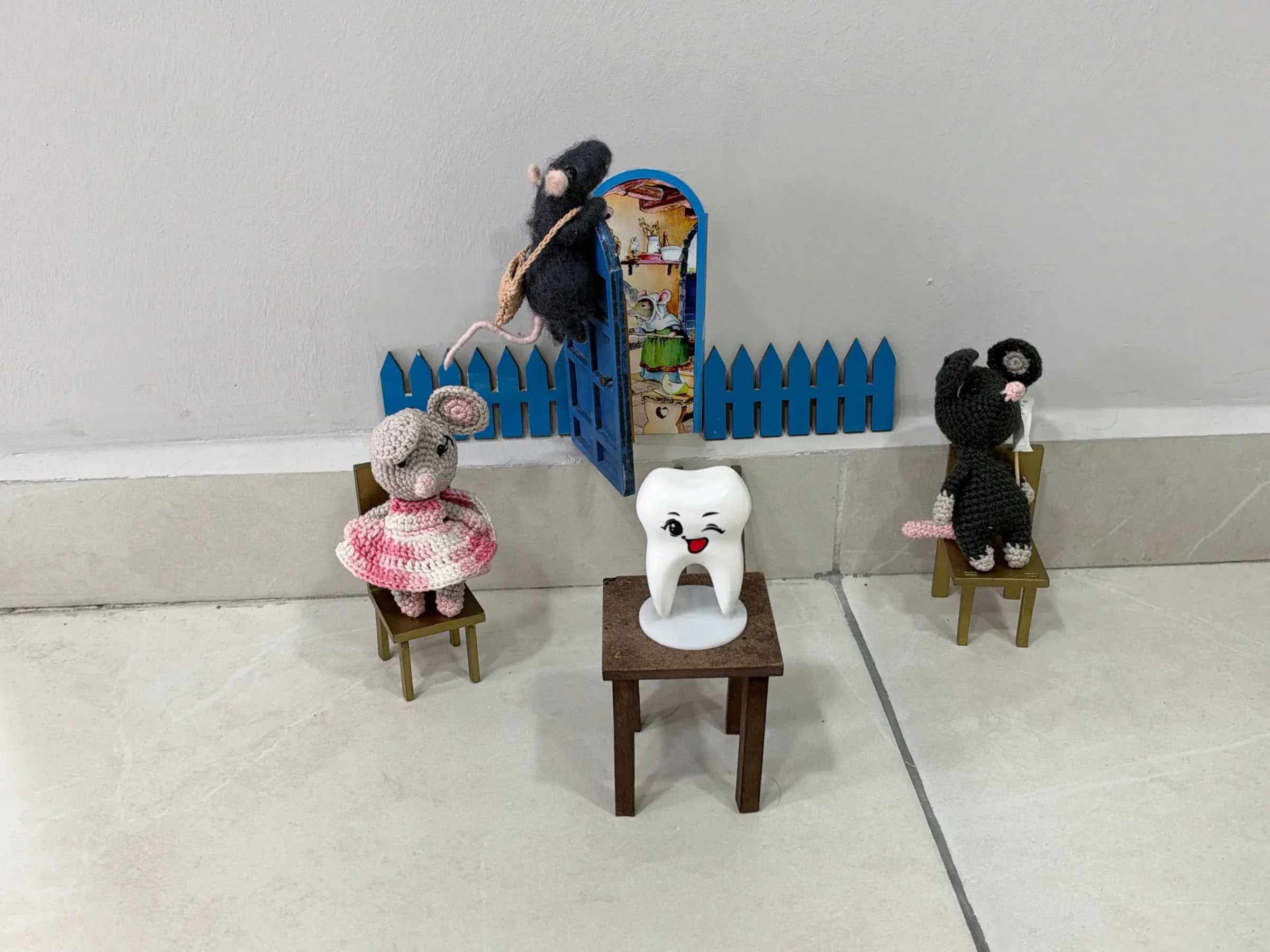 Rincón infantil de Dental Cast con muñecos tejidos y un diente de peluche