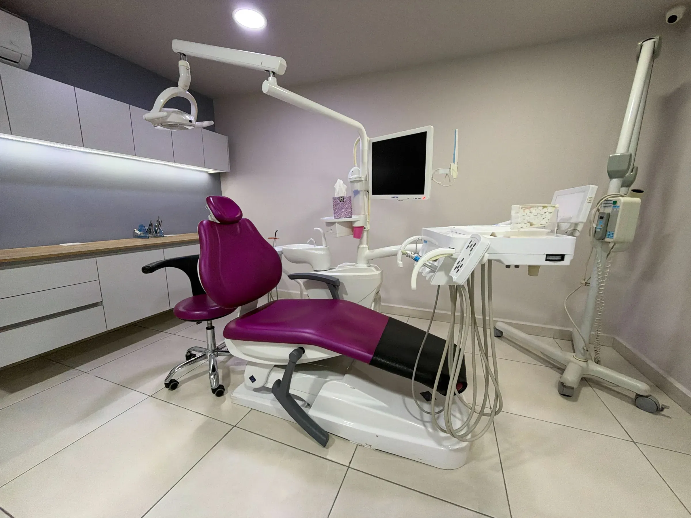 Consultorio de Dental Cast con sillón dental y equipo de rayos X