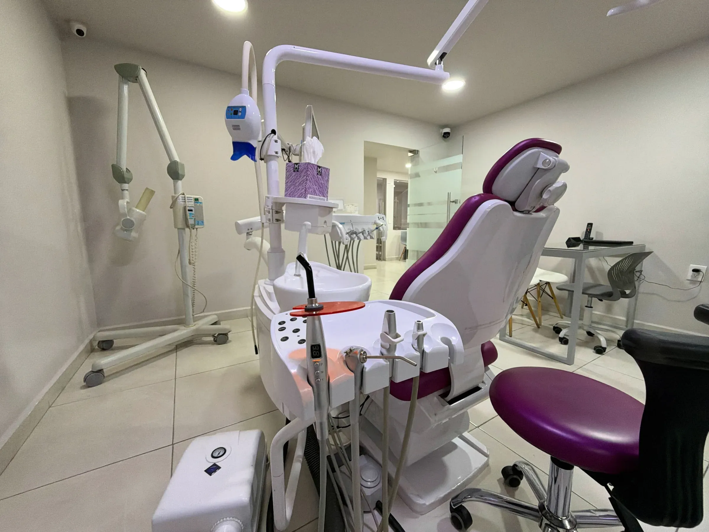 Consultorio de Dental Cast con sillón dental y equipo de rayos X