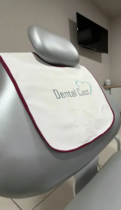 Sillón dental gris con la funda de cabecera de Dental Cast