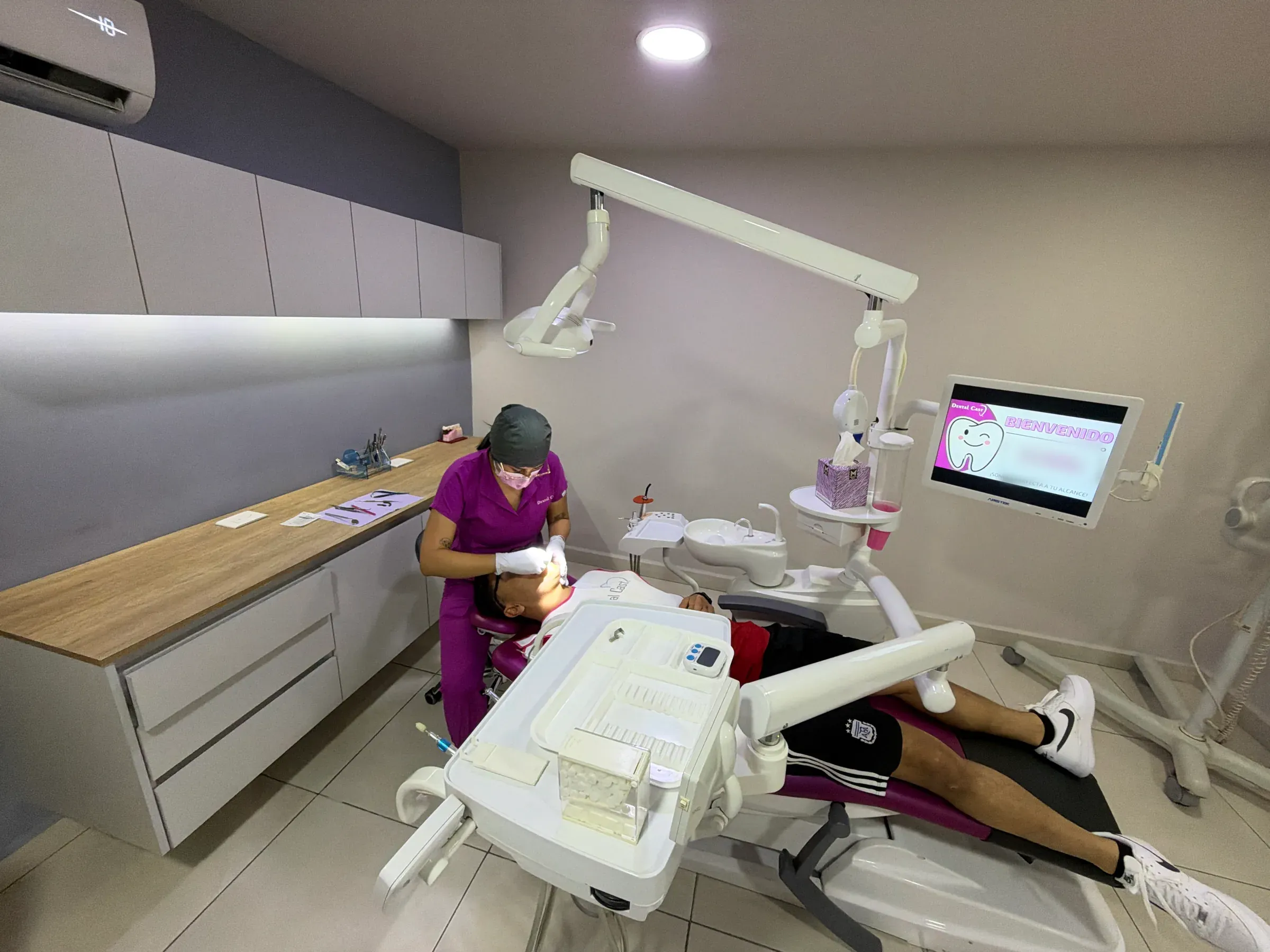 Atención en curso en un consultorio de Dental Cast