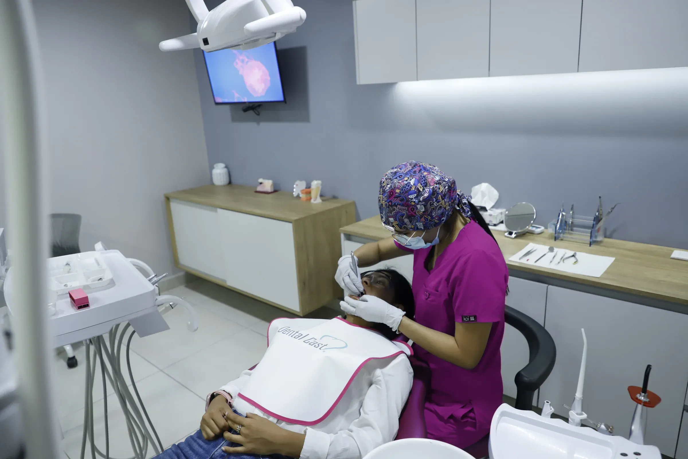 Consultorio de Dental Cast durante una limpieza dental
